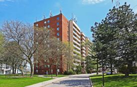 7 dormitorio piso en North York, Canadá. C$741 000