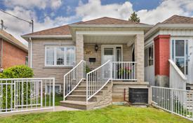 Casa de pueblo – York, Toronto, Ontario,  Canadá. C$1 055 000