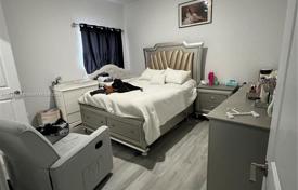 4 dormitorio casa de pueblo 340 m² en Miami, Estados Unidos. $900 000