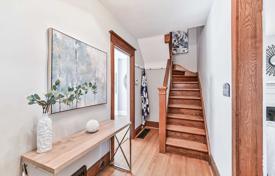 Adosado – East York, Toronto, Ontario,  Canadá. C$1 293 000