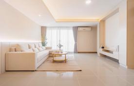 3-dormitorio apartamentos en condominio en Thon Buri, Tailandia. $612 000