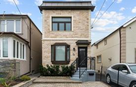 Casa de pueblo – East York, Toronto, Ontario,  Canadá. C$1 478 000