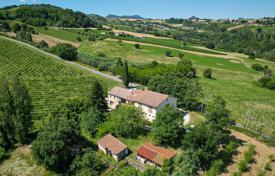 18 dormitorio finca rústica 711 m² en Marche, Italia. 600 000 €