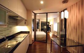 1-dormitorio apartamentos en condominio en Khlong Toei, Tailandia. $198 000