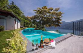 Villa – Lago Como, Lombardía, Italia. 7 200 €  por semana