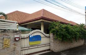 3 dormitorio casa de pueblo 240 m² en Chonburi, Tailandia. $191 000