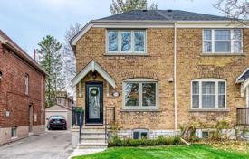 Adosado – East York, Toronto, Ontario,  Canadá. C$1 427 000