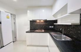 3-dormitorio apartamentos en condominio en Huai Khwang, Tailandia. $469 000