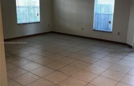 4 dormitorio casa de pueblo 174 m² en Miami, Estados Unidos. $635 000