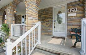 9 dormitorio casa de pueblo en Etobicoke, Canadá. C$1 930 000