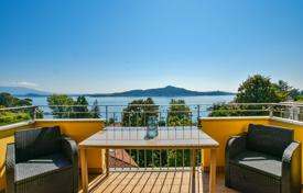 4 dormitorio piso en Meina, Italia. 560 000 €