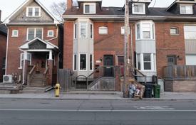 Adosado – Woodbine Avenue, Toronto, Ontario,  Canadá. C$1 787 000