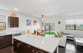 4 dormitorio casa de pueblo 320 m² en Miami, Estados Unidos. $775 000