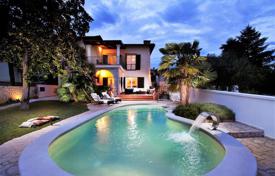 14 dormitorio casa de pueblo 480 m² en Umag, Croacia. 2 100 000 €