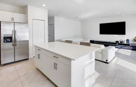 5 dormitorio casa de pueblo 352 m² en Miami, Estados Unidos. $890 000