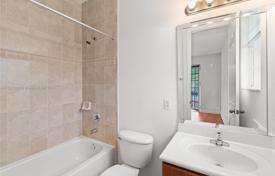 5 dormitorio casa de pueblo 290 m² en Miami, Estados Unidos. $1 300 000