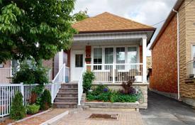 Casa de pueblo – York, Toronto, Ontario,  Canadá. C$1 255 000