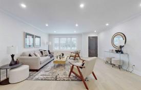 9 dormitorio casa de pueblo en North York, Canadá. C$1 552 000