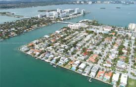 5 dormitorio casa de pueblo 248 m² en Miami, Estados Unidos. $1 262 000