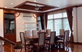 3 dormitorio chalet en Watthana, Tailandia. $3 700  por semana