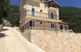 5 dormitorio casa de pueblo 285 m² en Herceg Novi (city), Montenegro. 395 000 €