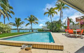 Villa – Stillwater Drive, Miami Beach, Florida,  Estados Unidos. $1 800 000