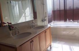 2-dormitorio apartamentos en condominio en Khlong Toei, Tailandia. $661 000