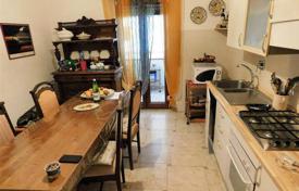 3 dormitorio piso 160 m² en Follonica, Italia. 450 000 €