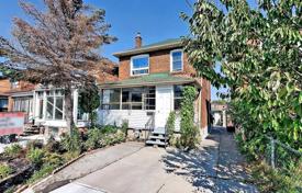 Casa de pueblo – York, Toronto, Ontario,  Canadá. C$1 036 000
