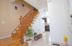9 dormitorio casa de pueblo en Etobicoke, Canadá. C$1 324 000
