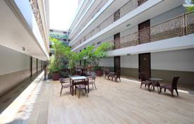 1-dormitorio apartamentos en condominio en Khlong Toei, Tailandia. $216 000