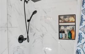 5 dormitorio casa de pueblo 292 m² en Miami, Estados Unidos. $1 949 000