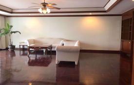 3-dormitorio apartamentos en condominio en Khlong Toei, Tailandia. $3 400  por semana