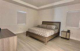 5 dormitorio casa de pueblo 290 m² en Miami, Estados Unidos. $720 000