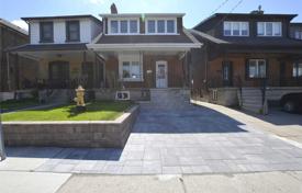 Casa de pueblo – York, Toronto, Ontario,  Canadá. C$1 475 000