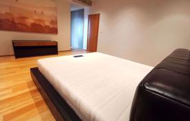 3-dormitorio apartamentos en condominio en Khlong Toei, Tailandia. $3 000  por semana