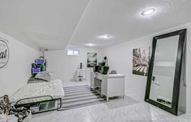 11 dormitorio adosado en North York, Canadá. C$1 318 000