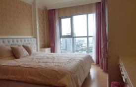 1-dormitorio apartamentos en condominio en Khlong Toei, Tailandia. $123 000