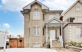 Casa de pueblo – York, Toronto, Ontario,  Canadá. C$1 144 000