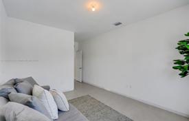 4 dormitorio casa de pueblo 285 m² en Miami, Estados Unidos. $1 325 000