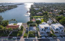 Casa de pueblo – Surfside, Florida, Estados Unidos. $1 875 000