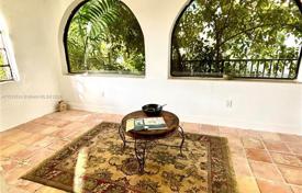 4 dormitorio casa de pueblo 184 m² en Coral Gables, Estados Unidos. $1 050 000