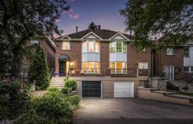 Adosado – North York, Toronto, Ontario,  Canadá. 1 268 000 €