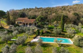 8 dormitorio finca rústica 215 m² en Monte San Savino, Italia. 640 000 €