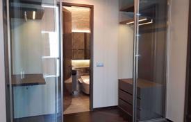 1-dormitorio apartamentos en condominio en Khlong Toei, Tailandia. $468 000