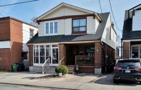 Adosado – East York, Toronto, Ontario,  Canadá. C$1 262 000