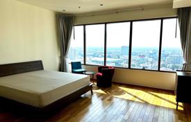 3-dormitorio apartamentos en condominio en Khlong Toei, Tailandia. $3 060  por semana