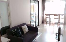 1-dormitorio apartamentos en condominio en Khlong Toei, Tailandia. $216 000