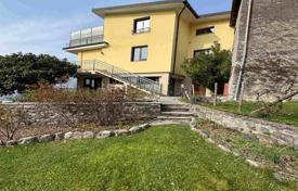 7 dormitorio adosado 275 m² en Nesso, Italia. 577 000 €