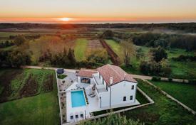5 dormitorio casa de pueblo 244 m² en Brtonigla, Croacia. Price on request
